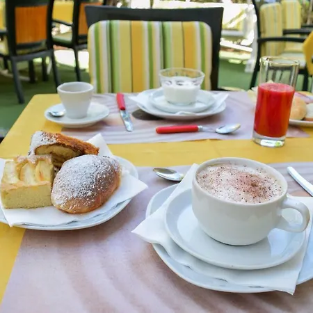 De Paris Hotel 2*